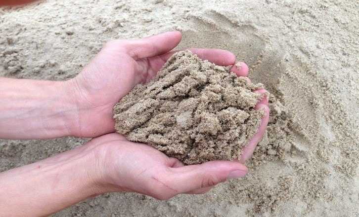 Речной песок в руках