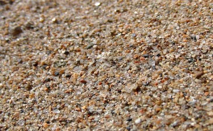 Речной песок вблизи